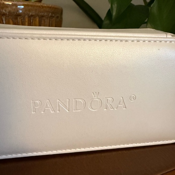 Pandora Cream Leather Jewelry Box Travel Case - Picture 4 of 9
